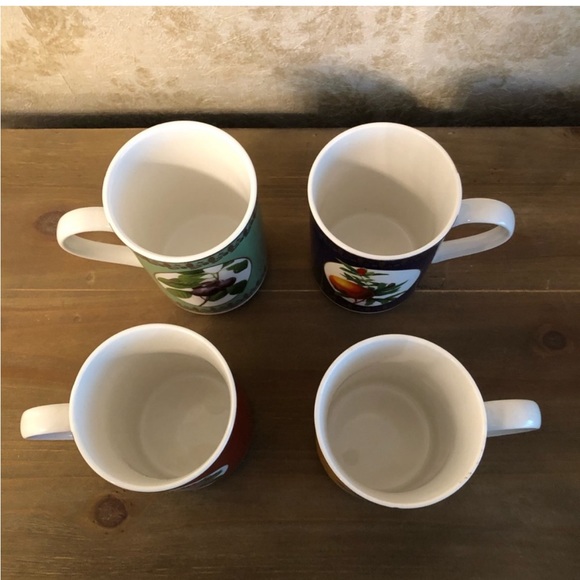 Vintage American Atelier set of 4 porcelain mugs - Picture 3 of 7